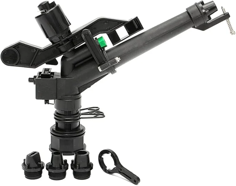 Canon d'arrosage projetant un jet sur une parcelle