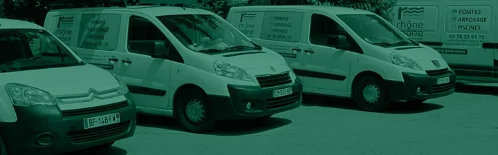 Technicien intervenant sur une installation chez un client